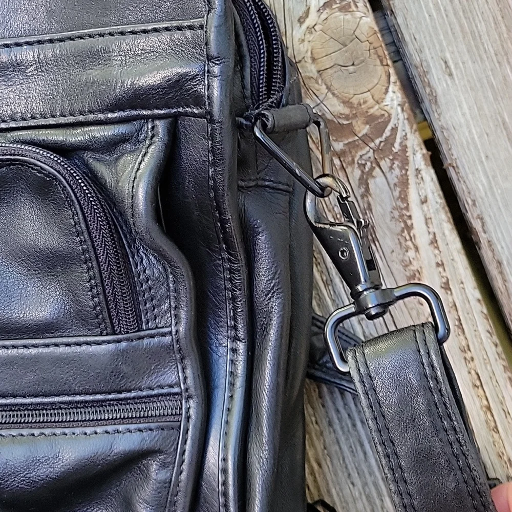 Tumi Leather Expandable Briefcase Lap Top Organizer Shoulder Bag.